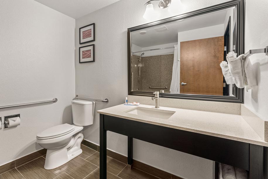 king guestroom bathroom